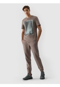 4f - Spodnie dresowe joggery męskie - brązowe. Kolor: brązowy. Materiał: dresówka