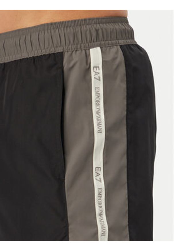 EA7 Emporio Armani Szorty kąpielowe 7M001679 AF21070 MC429 Czarny Regular Fit. Kolor: czarny. Materiał: syntetyk