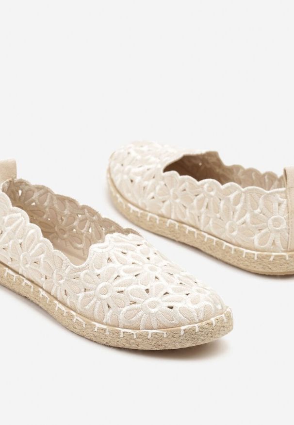Renee - Beżowe Plecione Espadryle Vices z Kwiatowym Motywem z Ażurowymi Wycięciami Honavia. Okazja: na co dzień, na spacer. Kolor: beżowy. Materiał: jeans. Wzór: ażurowy, kwiaty. Styl: casual