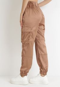 Born2be - Ciemnobeżowe Bawełniane Spodnie Joggery z Szerokimi Kieszeniami Romia. Kolor: beżowy. Materiał: bawełna. Wzór: aplikacja #2