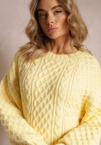 Renee - Żółty Długi Sweter Ozdobiony Drobnym Splotem Killoe. Kolor: żółty. Materiał: jeans. Długość: długie. Wzór: ze splotem, aplikacja