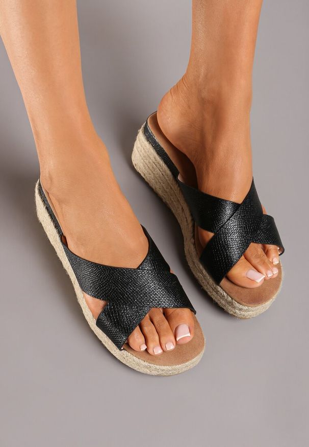 Renee - Czarne Casualowe Klapki na Koturnie w Stylu Boho Crisamara. Okazja: na co dzień. Kolor: czarny. Materiał: len. Sezon: lato. Obcas: na koturnie. Styl: boho, casual. Wysokość obcasa: średni