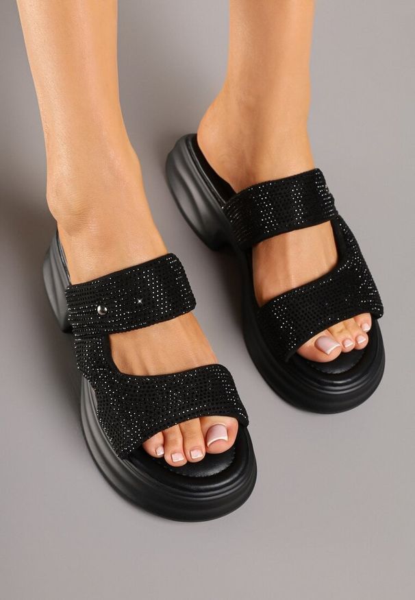 Born2be - Czarne Klapki na Grubej Podeszwie Ozdobione Cyrkoniami i Wycięciami Kalivna. Okazja: na co dzień. Kolor: czarny. Materiał: jeans. Wzór: aplikacja. Styl: casual