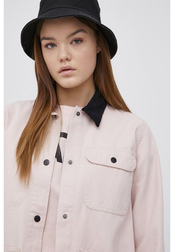 Vans kurtka jeansowa damska kolor różowy przejściowa. Okazja: na co dzień. Kolor: różowy. Materiał: jeans. Wzór: gładki. Styl: casual