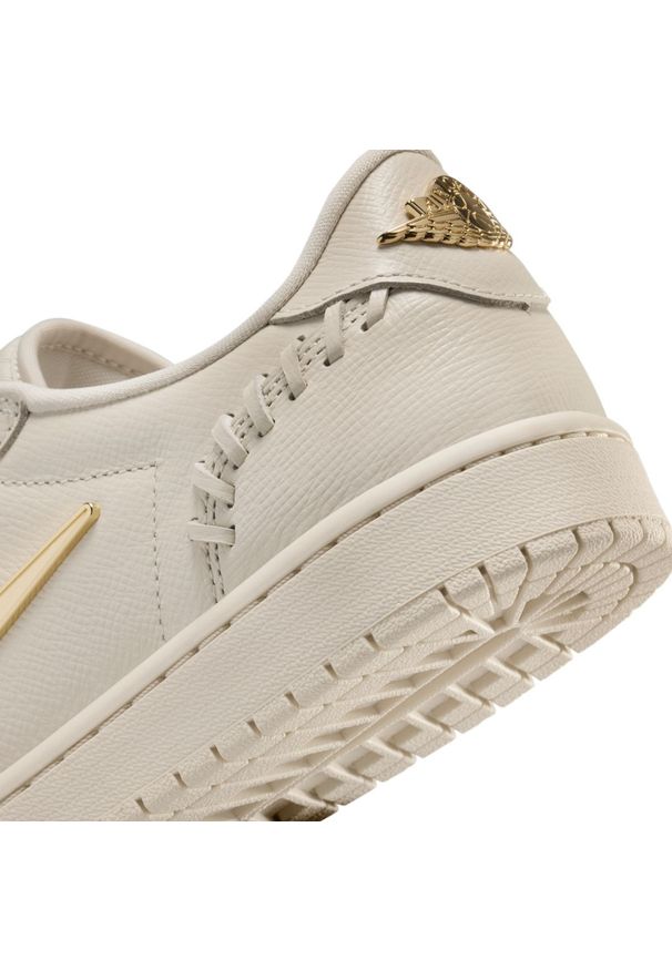 Nike Air Jordan 1 Low MM Legend Light Brown Sneakersy damskie. Okazja: na co dzień. Kolor: beżowy. Materiał: skóra. Szerokość cholewki: normalna. Model: Nike Air Jordan