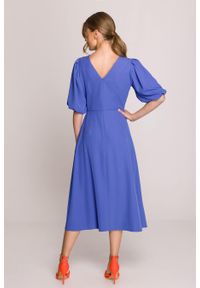 Stylove - Elegancka sukienka koktajlowa z bufiastymi rękawami niebieska. Okazja: na wesele, na imprezę, na ślub cywilny. Kolor: niebieski. Materiał: elastan, materiał. Długość rękawa: krótki rękaw. Sezon: lato. Typ sukienki: rozkloszowane. Styl: elegancki, wizytowy. Długość: midi