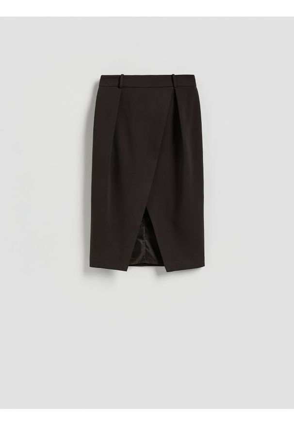 Reserved - Spódnica z ozdobnym rozcięciem - ciemnobrązowy. Kolor: brązowy. Materiał: wiskoza, tkanina. Wzór: gładki