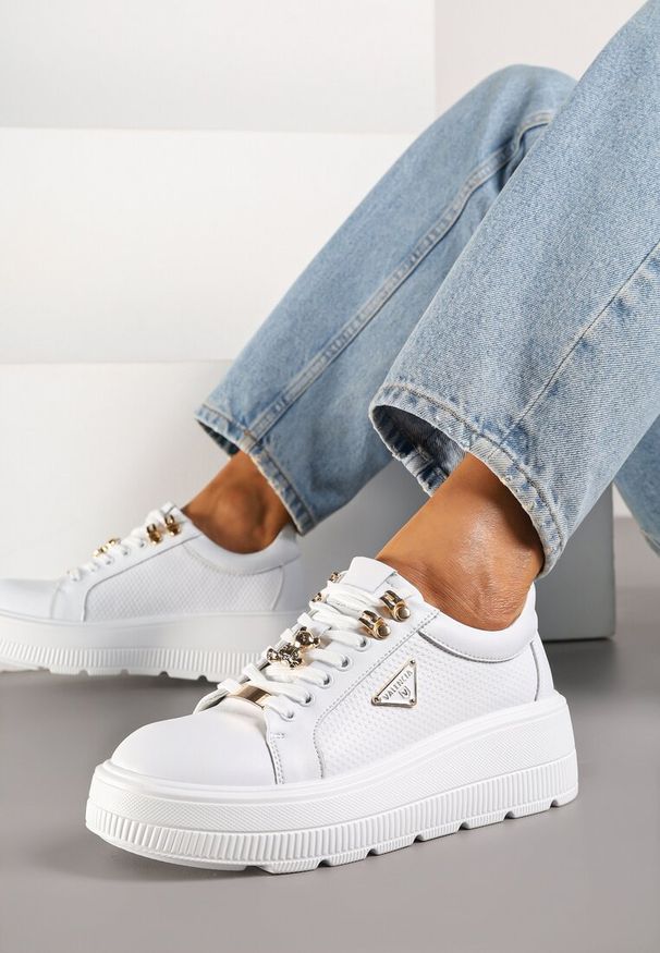 Renee - Białe Skórzane Sneakersy na Platformie Ozdobione Aplikacją Doliresa. Okazja: na co dzień. Kolor: biały. Materiał: skóra. Wzór: aplikacja. Obcas: na platformie