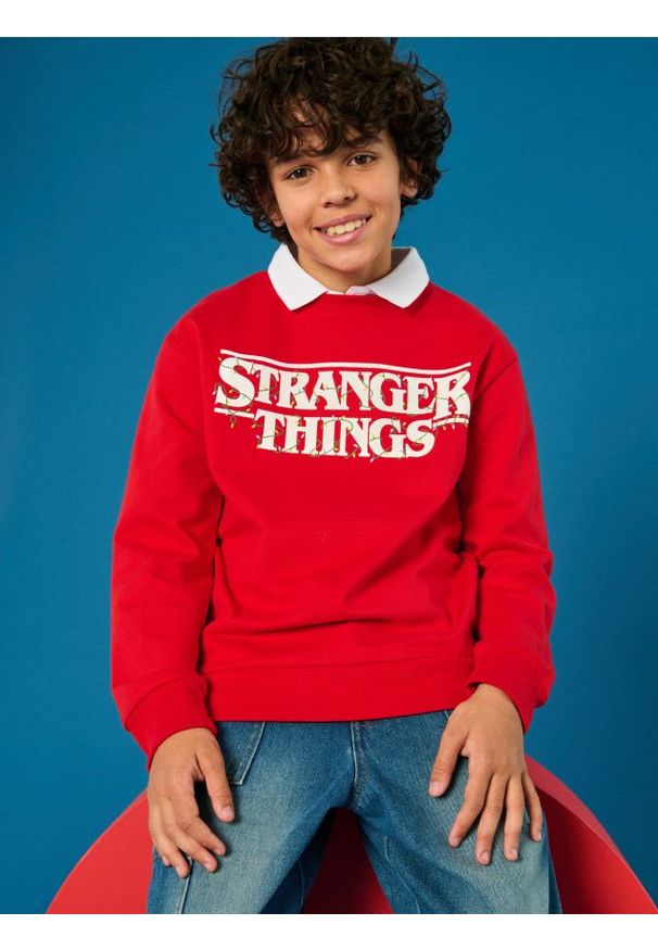 Sinsay - Bluza Stranger Things - czerwony. Kolor: czerwony. Długość rękawa: długi rękaw. Długość: długie