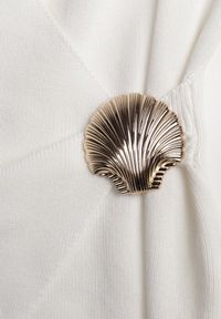 Born2be - Biała Bluzka z Wiskozą Kopertowym Dekoltem i Metalową Klamrą z Boku Sanviel. Kolor: biały. Materiał: wiskoza #4