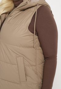Born2be - Beżowa Pikowana Kamizelka z Kapturem na Suwak i Napy Timella. Okazja: na co dzień, na spacer. Typ kołnierza: kaptur. Kolekcja: plus size. Kolor: beżowy. Materiał: jeans, tkanina. Wzór: aplikacja. Styl: klasyczny, casual, elegancki #7