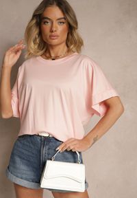 Renee - Jasnoróżowy T-shirt z Wiskozą o Fasonie Nietoperza Tanalitha. Okazja: na co dzień. Kolor: różowy. Materiał: wiskoza. Styl: casual