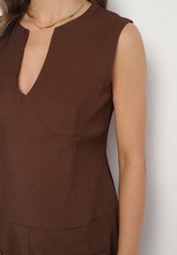 Born2be - Brązowa Rozkloszowana Sukienka z Wycięciem przy Dekolcie Atarinea. Okazja: na co dzień. Kolor: brązowy. Wzór: aplikacja. Typ sukienki: proste. Styl: casual #3