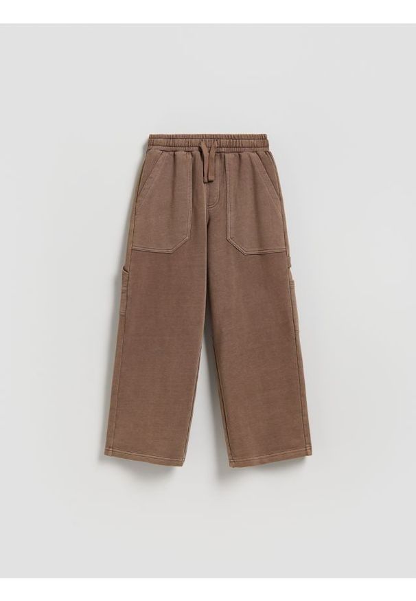 Reserved - Dresowe spodnie oversize - ciemnobrązowy. Kolor: brązowy. Materiał: dresówka