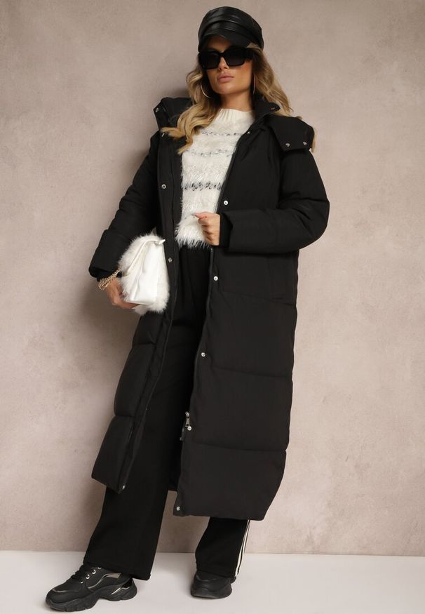 Renee - Czarna Długa Kurtka z Pikowaniem z Odpinanym Kapturem i Wsuwanymi Kieszeniami Daitras. Kolor: czarny. Długość: długie. Styl: elegancki