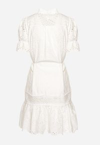 Born2be - Biała Bawełniana Ażurowa Sukienka w Stylu Boho z Falbanką i Paskiem Nelisse. Okazja: na co dzień. Typ kołnierza: kołnierz z falbankami. Kolor: biały. Materiał: bawełna. Wzór: ażurowy. Sezon: wiosna, lato. Styl: boho #4