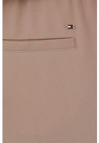 TOMMY HILFIGER - Tommy Hilfiger spodnie damskie kolor beżowy gładkie. Kolor: beżowy. Materiał: poliester, tkanina. Wzór: gładki