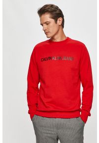 Calvin Klein Jeans - Bluza bawełniana. Okazja: na co dzień. Typ kołnierza: bez kaptura. Kolor: czerwony. Materiał: bawełna. Wzór: nadruk. Styl: casual #1