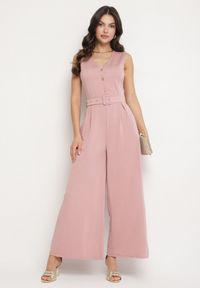 Born2be - Różowy Taliowany Kombinezon z Wiskozą Ozdobiony Paskiem Ralinelle. Okazja: na imprezę. Kolor: różowy. Materiał: wiskoza. Wzór: aplikacja. Styl: klasyczny, elegancki #1