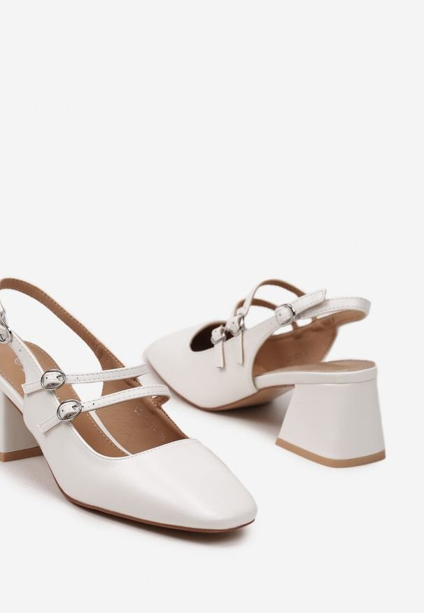 Renee - Białe Czółenka z Ekoskóry Typu Slingback na Słupku z Trzema Sprzączkami Qrevia. Okazja: na co dzień. Zapięcie: sprzączka. Kolor: biały. Wzór: paski. Obcas: na słupku. Styl: casual