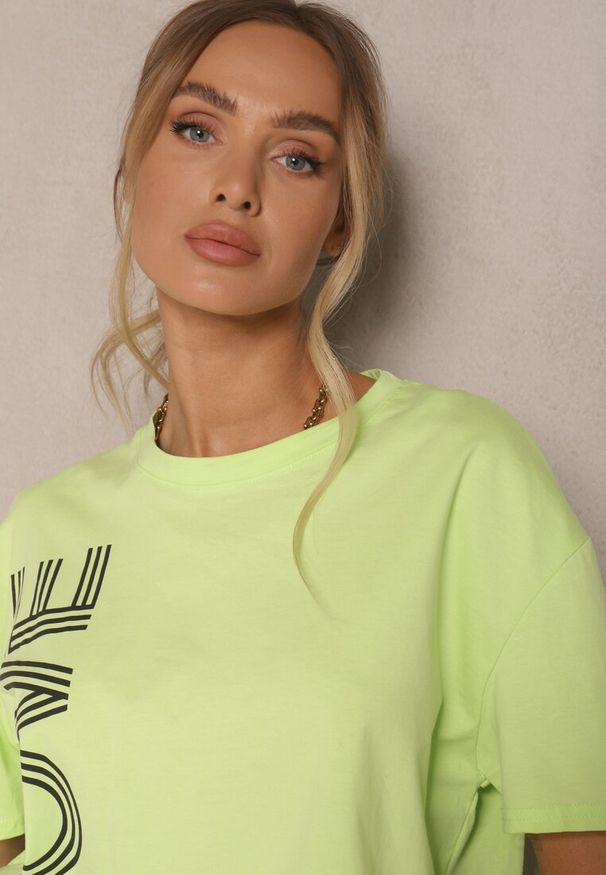 Renee - Zielony T-shirt z Bawełny o Krótkim Kroju Ozdobiony Napisem Sannovia. Okazja: na co dzień. Kolor: zielony. Materiał: bawełna. Długość: krótkie. Wzór: napisy, aplikacja. Styl: klasyczny, casual