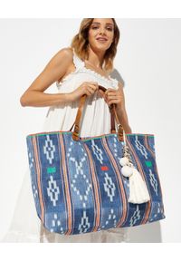 M.A.B.E - Niebieska torba Serai w orientalny wzór. Kolor: brązowy. Wzór: aplikacja. Styl: casual. Rodzaj torebki: na ramię