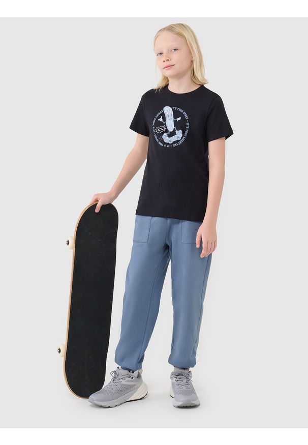 4f - 4F T-shirt regular z nadrukiem chłopięcy - czarny 122 (6-7 lat). Okazja: na co dzień. Kolor: czarny. Materiał: dzianina, bawełna, jersey. Długość rękawa: krótki rękaw. Długość: krótkie. Wzór: nadruk. Sezon: lato. Styl: klasyczny, sportowy, casual