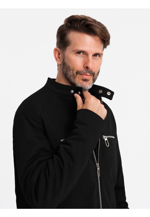 Ombre Clothing - Kurtka męska typu biker ze stójką i kieszeniami – czarna V2 OM-JALP-0157 - XXL. Okazja: na co dzień. Typ kołnierza: kołnierzyk stójkowy. Kolor: czarny. Materiał: poliester, materiał, tkanina, syntetyk. Wzór: ze splotem. Styl: casual