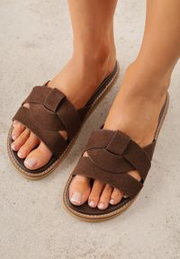 Renee - Ciemnobrązowe Klapki VICES z Geometryczną Cholewką Lorazeiros. Okazja: na co dzień. Kolor: brązowy. Materiał: jeans. Wzór: geometria. Sezon: lato. Obcas: na płaskiej podeszwie. Styl: casual #1