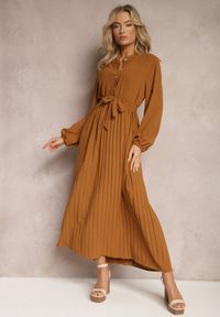 Renee - Brązowa Rozkloszowana Sukienka Maxi Plisowana Wiązana w Pasie Terilla. Kolor: brązowy. Materiał: materiał. Typ sukienki: koszulowe. Długość: maxi