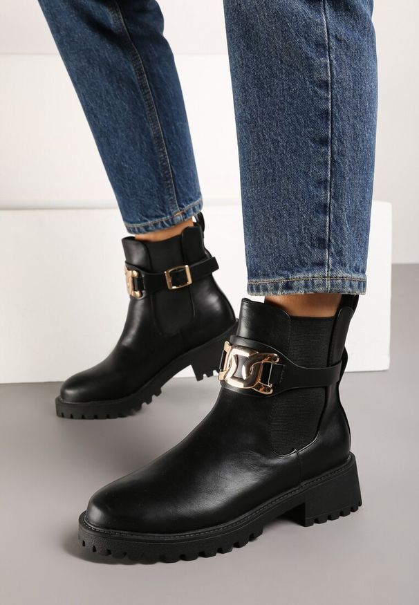 Renee - Czarne Botki Sztyblety na Słupku z Metaliczną Ozdobą Venselle. Kolor: czarny. Materiał: jeans. Wzór: aplikacja. Obcas: na słupku. Styl: elegancki. Wysokość obcasa: średni