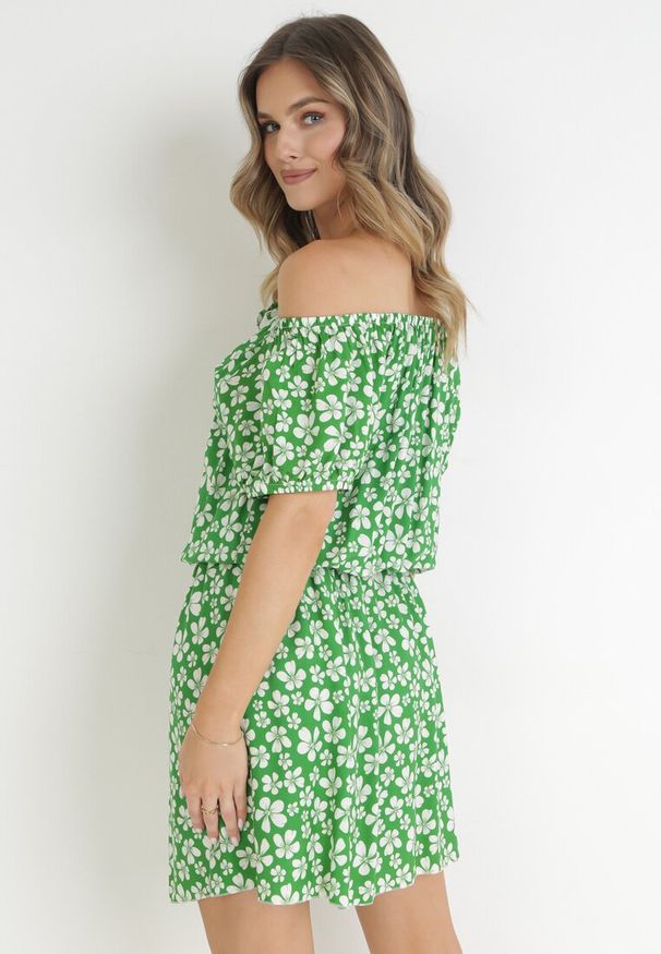 Born2be - Zielona Rozkloszowana Sukienka Mini z Hiszpańskim Dekoltem i Gumką w Talii z Wiskozy Jassinta. Okazja: na co dzień. Kolor: zielony. Materiał: wiskoza. Styl: casual. Długość: mini