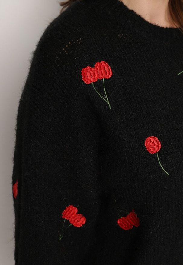 Born2be - Czarny Sweter z Domieszką Wełny z Motywem Wisienek Sintovia. Okazja: na co dzień. Kolor: czarny. Materiał: wełna. Styl: casual
