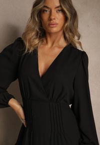 Renee - Czarna Kopertowa Sukienka Vices o Rozkloszowanym Kroju Resvima. Okazja: na randkę, na co dzień. Typ kołnierza: dekolt w serek. Kolor: czarny. Materiał: skóra, poliester. Typ sukienki: kopertowe. Styl: casual #4