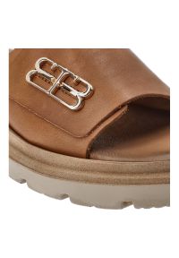 Brązowe Klapki Armodo Stylowe Obuwie Damskie Ze Skóry Naturalnej. Okazja: na co dzień. Kolor: brązowy. Materiał: skóra. Sezon: lato. Styl: elegancki #4