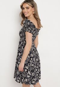 Born2be - Granatowa Bawełniana Sukienka z Dekoltem Typu Hiszpanka i Lekką Falbanką Hannesia. Okazja: na co dzień. Typ kołnierza: dekolt hiszpanka. Kolor: niebieski. Materiał: bawełna. Sezon: wiosna, lato. Styl: elegancki, casual. Długość: mini #5