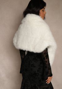 Renee - Białe Futerkowe Ponczo Szal Typu Etola Aezney. Okazja: na imprezę. Kolor: biały. Materiał: satyna. Styl: elegancki, wizytowy #6