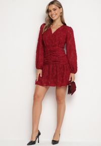 Born2be - Bordowa Koronkowa Sukienka z Kopertowym Dekoltem i Marszczeniami Labisse. Okazja: na co dzień. Typ kołnierza: dekolt kopertowy. Kolor: czerwony. Materiał: koronka. Typ sukienki: kopertowe. Styl: casual, klasyczny #7