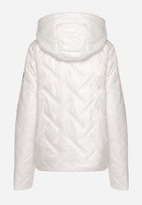 Born2be - Biała Pikowana Kurtka z Kapturem Ozdobiona Naszywką Rilumia. Okazja: na co dzień. Typ kołnierza: kaptur. Kolor: biały. Materiał: jeans. Wzór: aplikacja. Styl: casual #3