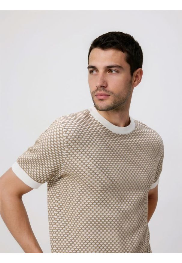 Reserved - Strukturalny sweter z krótkim rękawem - beżowy. Kolor: beżowy. Materiał: dzianina, bawełna. Długość rękawa: krótki rękaw. Długość: krótkie