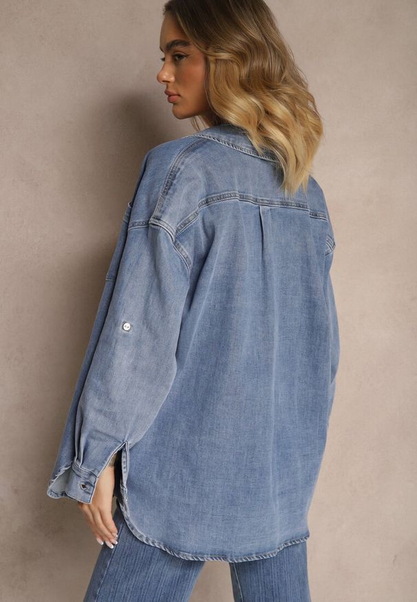 Renee - Niebieska Jeansowa Koszula z Wiskozą o Kroju Oversize Ulariela. Okazja: do pracy. Typ kołnierza: kołnierzyk klasyczny. Kolor: niebieski. Materiał: jeans, wiskoza. Styl: klasyczny, elegancki
