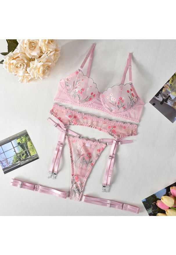 Intica - Komplet bielizny z haftem dla eleganckiego wyglądu Liliana. Kolor: różowy. Materiał: materiał. Wzór: haft