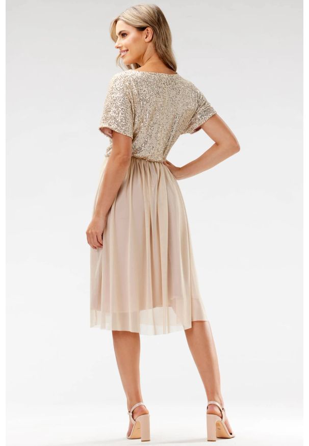 Awama - Koktajlowa sukienka na wesele rozkloszowana z cekinami beż. Okazja: na ślub cywilny, na wesele, na imprezę. Kolor: czarny, beżowy. Materiał: tiul. Styl: wizytowy