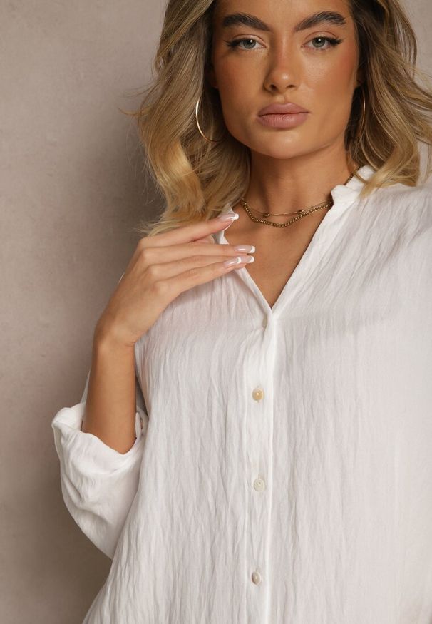 Renee - Biała Pudełkowa Sukienka Bawełniana Oversize z Dekoltem w Serek Elavellis. Okazja: na co dzień. Typ kołnierza: dekolt w serek. Kolor: biały. Materiał: bawełna. Długość rękawa: długi rękaw. Typ sukienki: oversize. Styl: elegancki, casual