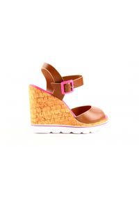 Sandały Dijean 457 720 At. Hazelnt Mag, Brąz, Skóra ekologiczna - 39. Zapięcie: pasek. Kolor: brązowy. Materiał: skóra ekologiczna. Wzór: paski. Sezon: lato. Obcas: na koturnie. Styl: sportowy, klasyczny #1