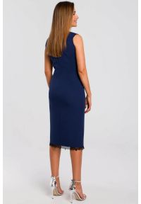 Sukienki.shop - Elegancka sukienka ołówkowa z rozcięciem i koronką granatowa. Okazja: na randkę, na spotkanie biznesowe, na ślub cywilny, do pracy, na wesele, na imprezę. Kolor: niebieski. Materiał: koronka. Długość rękawa: bez rękawów. Wzór: koronka. Typ sukienki: ołówkowe. Styl: elegancki. Długość: midi #3