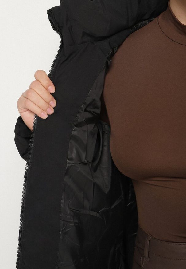 Born2be - Czarna Pikowana Kurtka o Prostym Kroju z Wysokim Kołnierzem i Kapturem Zenive. Okazja: na co dzień, do pracy. Kolekcja: plus size. Kolor: czarny. Materiał: jeans, dzianina, poliester. Styl: casual, elegancki