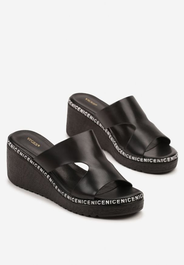 Renee - Czarne Klapki na Koturnie Vices Ozdobione Napisami Linaretia. Okazja: na spacer, na co dzień. Kolor: czarny. Wzór: napisy, aplikacja. Obcas: na koturnie. Styl: casual, boho
