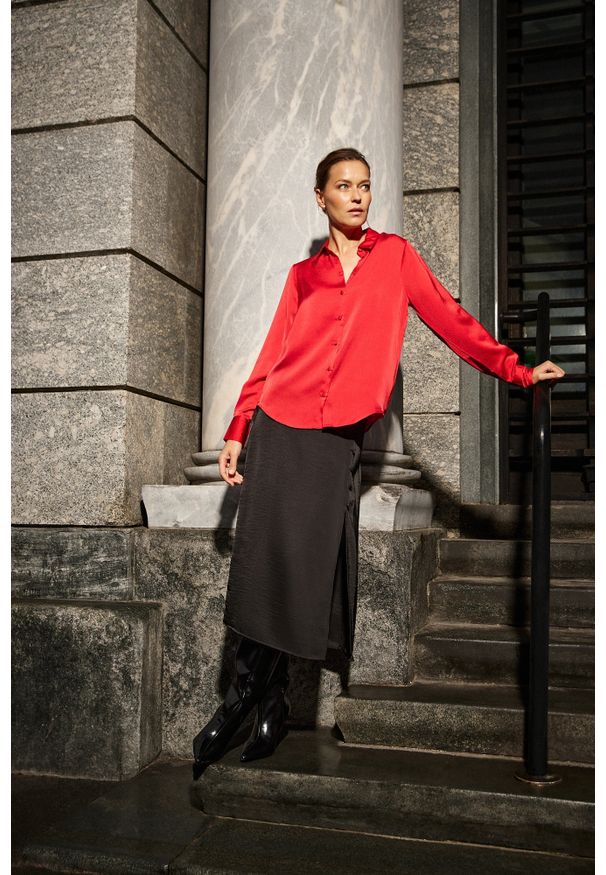 MOODO - Spódnica midi czarna. Kolor: czarny. Materiał: poliester