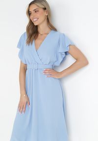 Born2be - Niebieska Sukienka z Kopertowym Dekoltem i Paskiem Sizue. Kolor: niebieski. Typ sukienki: kopertowe #2